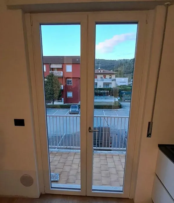 Finestra aperta durante un controllo di manutenzione