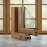Finestra in legno in un ambiente residenziale